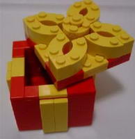 Набор LEGO llca7 Holiday Gift Box (Red Box, Yellow Trim With Removable Top) (Legoland California)