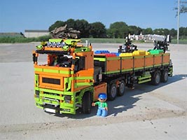Набор LEGO 4-х осный грузовик 'Инопланетный кальмар' с погрузочным краном сзади