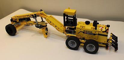 Набор LEGO MOC-2352 Грейдер Катерпиллар 24M