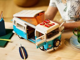 Набор LEGO Фургон Volkswagen T2 Camper