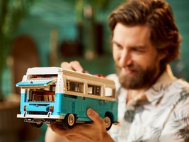 Набор LEGO Фургон Volkswagen T2 Camper