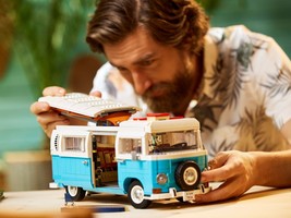 Набор LEGO Фургон Volkswagen T2 Camper