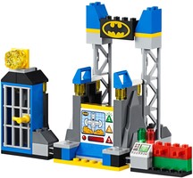 Набор LEGO Нападение Джокера на Бэтпещеру