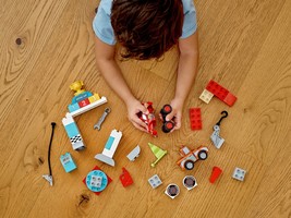 Набор LEGO Lightning McQueen's Race Day