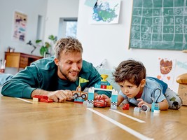 Набор LEGO Lightning McQueen's Race Day