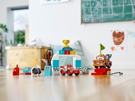 Набор LEGO Lightning McQueen's Race Day