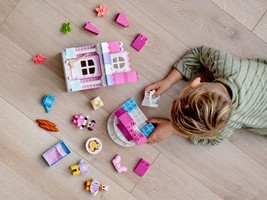 Набор LEGO Minnie's House and CafГ©