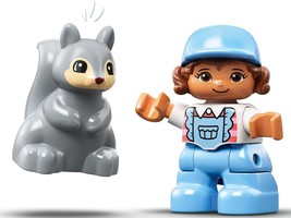 Набор LEGO Family Camping Van Adventure