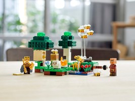 Набор LEGO The Bee Farm