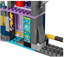 Набор LEGO Секретный бункер Бэтгёрл