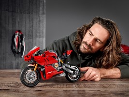 Набор LEGO Ducati Panigale V4 R