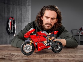 Набор LEGO Ducati Panigale V4 R