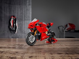 Набор LEGO Ducati Panigale V4 R