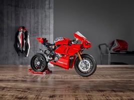Набор LEGO Ducati Panigale V4 R