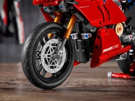 Набор LEGO Ducati Panigale V4 R