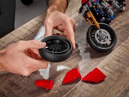 Набор LEGO Ducati Panigale V4 R