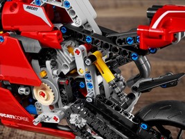 Набор LEGO Ducati Panigale V4 R