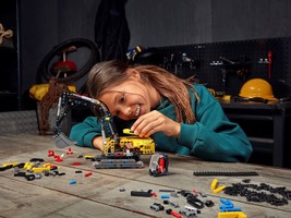 Набор LEGO Heavy-Duty Excavator