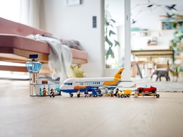 Набор LEGO Passenger Airplane