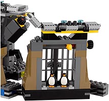 Набор LEGO Нападение на Бэт-пещеру
