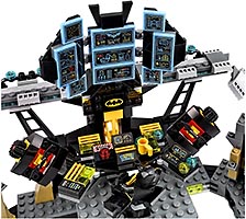 Набор LEGO Нападение на Бэт-пещеру