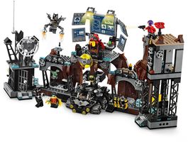 Набор LEGO Вторжение Глиноликого в бэт-пещеру