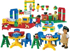 Набор LEGO Семейный кукольный набор