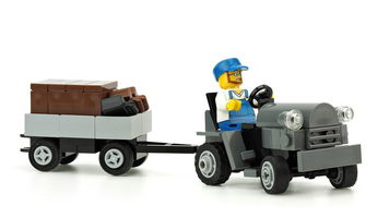 Набор LEGO MOC-10031 Трактор для перевозки багажа в аэропорту