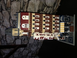 Набор LEGO MOC-14558 Вывеска для кафе и гостиницы на углу