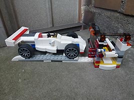 Набор LEGO Болид Формула 1 со станцией обслуживания