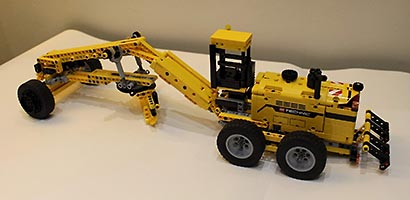 Набор LEGO Грейдер Катерпиллар 24M