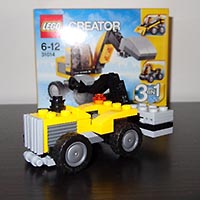 Набор LEGO Маленький трактор с краном и косилкой