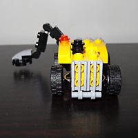 Набор LEGO Маленький трактор с краном и косилкой