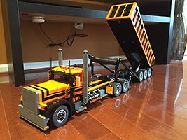 Набор LEGO Тягач Петербильт 389 (черно-оранжевый)
