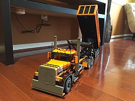 Набор LEGO Тягач Петербильт 389 (черно-оранжевый)