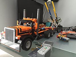 Набор LEGO Тягач Петербильт 389 (черно-оранжевый)