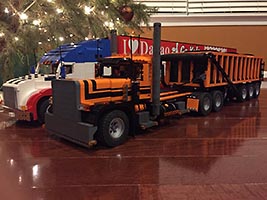 Набор LEGO Тягач Петербильт 389 (черно-оранжевый)