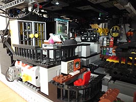 Набор LEGO Особняк Брюса Уэйна и Бэт-пещера (на батарейках)