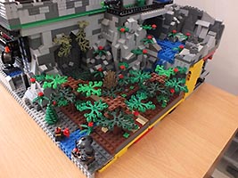 Набор LEGO Особняк Брюса Уэйна и Бэт-пещера (на батарейках)