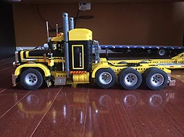 Набор LEGO Грузовик Петербильт 379 (черно-желтый)