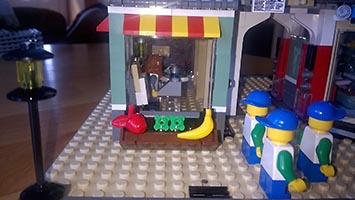 Набор LEGO Магазин игрушек и продуктов