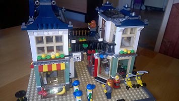 Набор LEGO Магазин игрушек и продуктов