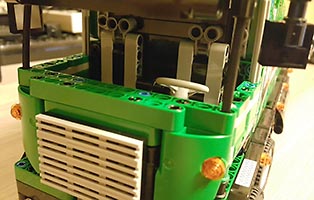 Набор LEGO Грузовик с оборудованием для технического обслуживания (на р/у)