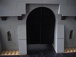 Набор LEGO Средневековая городская стена с королевскими конюшнями и седельной мастерской