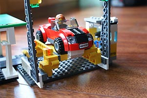 Набор LEGO MOC-7189 Автосервис с подъемником и заправкой
