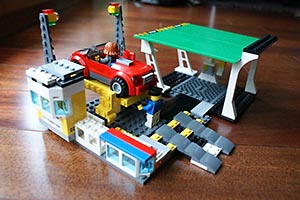 Набор LEGO Автосервис с подъемником и заправкой