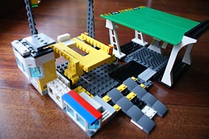 Набор LEGO Автосервис с подъемником и заправкой