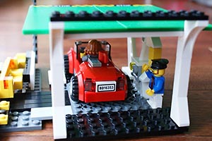 Набор LEGO Автосервис с подъемником и заправкой