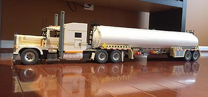 Набор LEGO 1:17 Fuel Trailer for Semi Truck