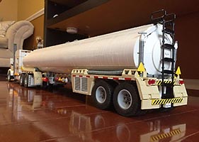 Набор LEGO 1:17 Fuel Trailer for Semi Truck